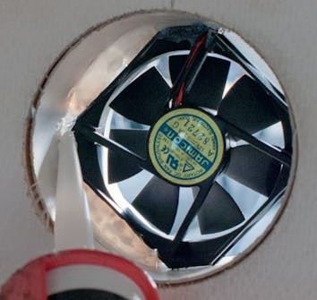 Solcelle ventilasjon: Lim fast viften til røret Solcelle ventilasjon: Lim fast viften til røret